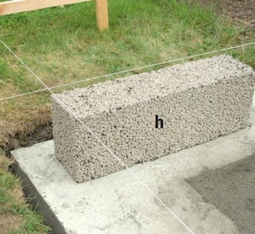 Block i hörnen av orangeri Bloken i hörnen av orangeri läggs mycket noga på plats